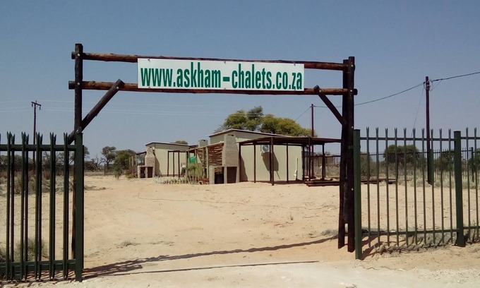 Askham Casa | 5 Chalets En El Kalahari. Fronteras en una granja