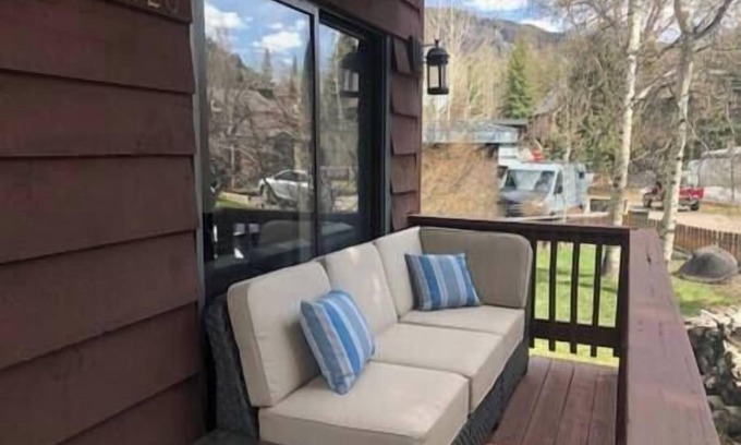 Aspen Casa | 5 Cheerful Spacious Home, Near Town, Views!