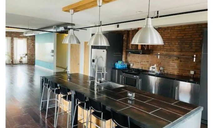 Crossroads Arts District Apartamento | 5-Crossroads Industrial Loft | Rooftop | Sleeps 8