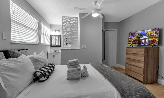 Bayshore Gardens Apartamento | #5 Deluxe Queen Room w/Private Bath & Exterior Entry