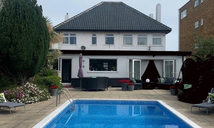 Cliftonville Casa | 5 double bedroom Art Deco Villa by the sea with heated pool