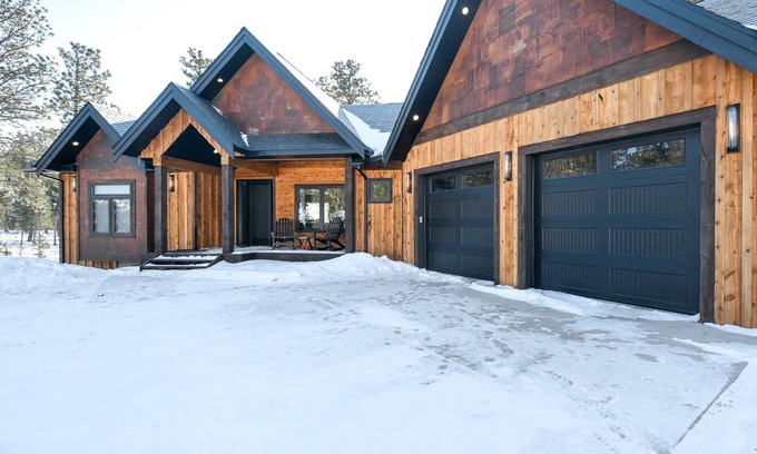 Lead Cabina | 5 En Suites for all Bedrooms! , 3720 Sq. Ft., Hot Tub, Fully Custom! Clubouse