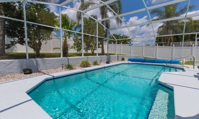 Briargrove Casa | 5 * Fantastic Private Villa! Disney 12 mins! Pool not overlooked! Hot tub!