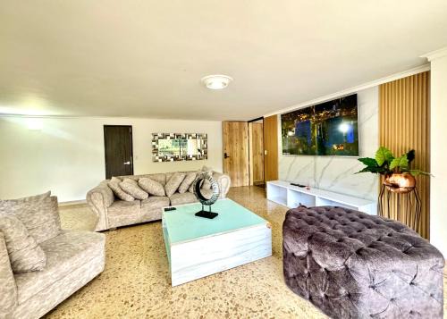 Patio Bonito Apartamento | 5 Hab, espacioso, piscina, al lado del Tesoro!