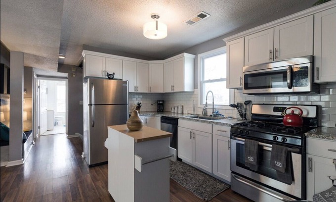 Southmoreland Casa | 5 KING Beds + Pingpong + Coffee &Tea + Walk to Westport