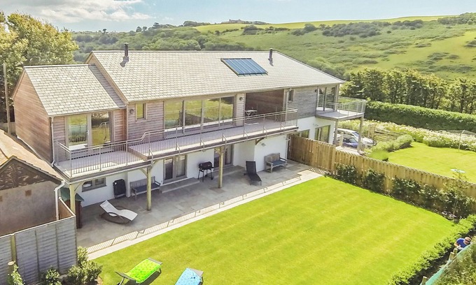 Bantham Casa | 5* large, dog-friendly holiday home with exceptional coast and countryside views