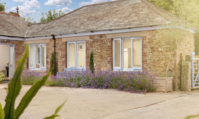 Carnon Downs Cabaña | 5* Luxurious 1 bed self-catering cottage, 20mins from North&South Cornish coasts
