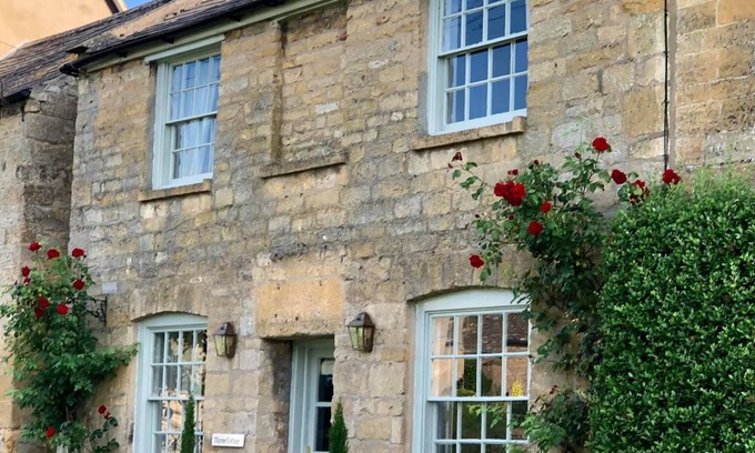 Willersey Casa | 5* LUXURY Spacious Cottage, Garden. Pubs, Duck Pond. 5 Beds,3 Baths. Nr Broadway
