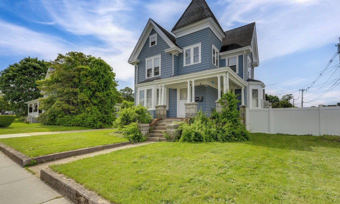 Westerly Apartamento | 5 Mi to Beaches: Historic Apartment in Westerly!