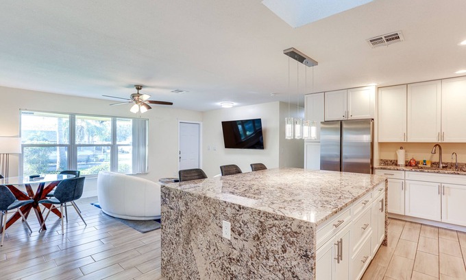 Boynton Beach Cabaña | 5 Mi to Beaches: Hot Tub Haven in Lake Worth
