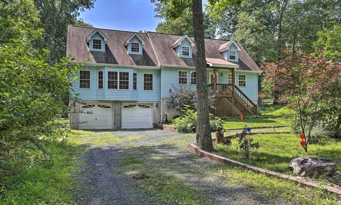 Henryville Casa | ¡NUEVO! Pocono Mtn Retreat w / Hot Tub - Walk to Lake