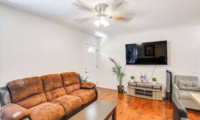 Harbor Casa | 5 Mi to Coast: Centrally Located Long Beach Home!