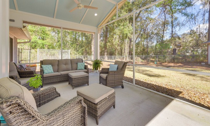 Port Royal Casa | 5 Mi to Dtwn Beaufort: Home w/ Screened-In Patio