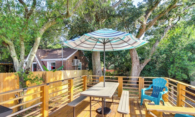Warrington Casa | 5 Mi to Dtwn: Bright Home w/ Yard in Pensacola!