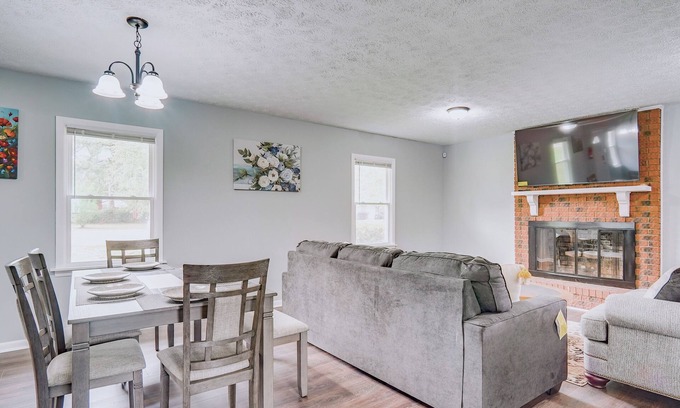 Fayetteville Casa | 5 Mi to Dtwn: Family-Friendly Fayetteville Home!