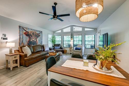 Hiawassee Casa | 5 Mi to Dtwn Hiawassee Creek-Front Home with Deck