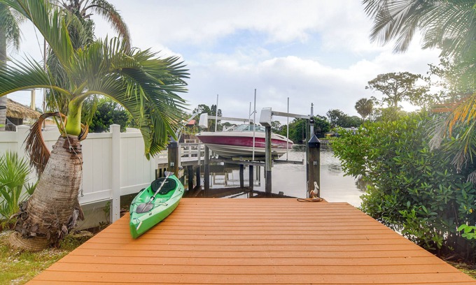 Shore Acres Casa | 5 Mi to Dtwn: Pet-Friendly Home in St Petersburg!