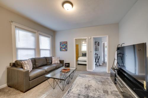 South Hills Apartamento | 5 Mi to Dtwn Pittsburgh Apt with Balcony