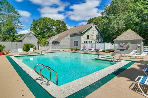 Mews Village Apartamento | 5 Mi to Mashpee Commons Coastal Mashpee Condo