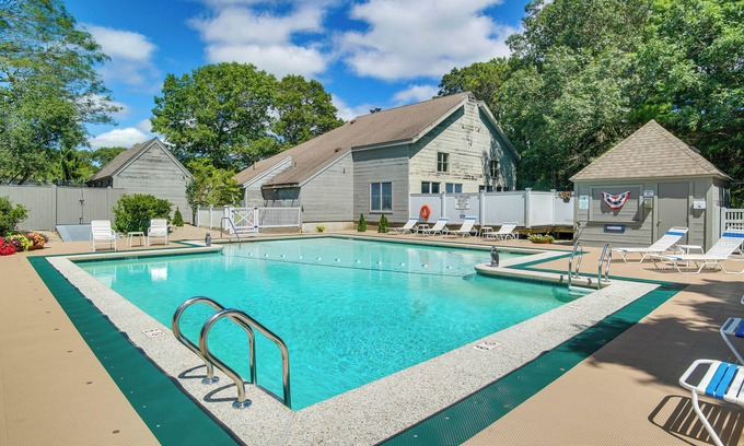 Mews Village Condominio | 5 Mi to Mashpee Commons: Coastal Mashpee Condo