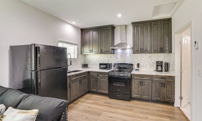 Sylmar Casa | 5 Mi to Metrolink: Pet-Friendly Los Angeles Home!