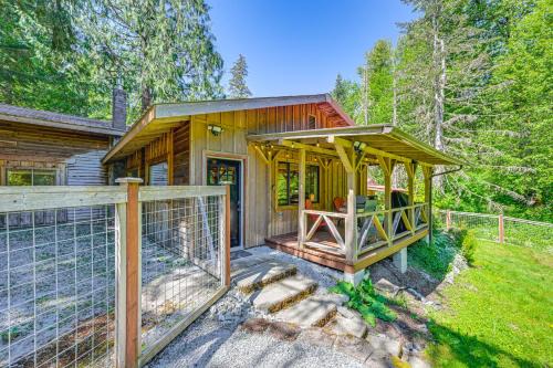 Paradise Estates Casa | 5 Mi to Mt Rainier Natl Park Cozy Cabin with Deck!
