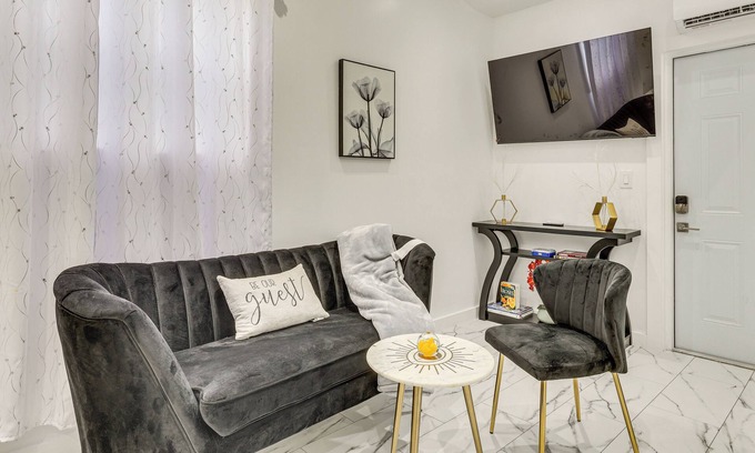 Sunrise Apartamento | 5 Mi to Sawgrass Mills: Couple’s Retreat w/Patio