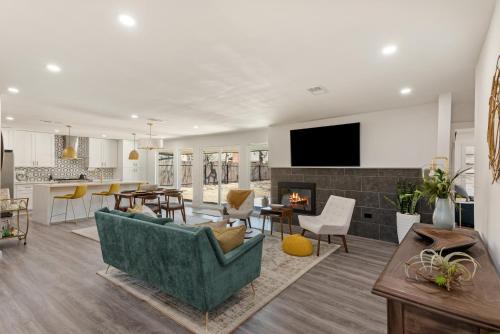 University Hills Casa | 5 Mi to UT Home with Outdoor Entertainment Area!