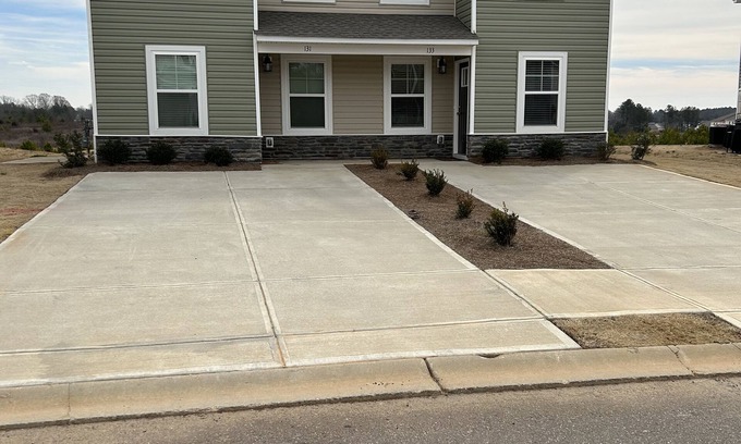 Pendleton Casa | 5 Miles from Clemson - Great for all the games - New 3/3 Townhome