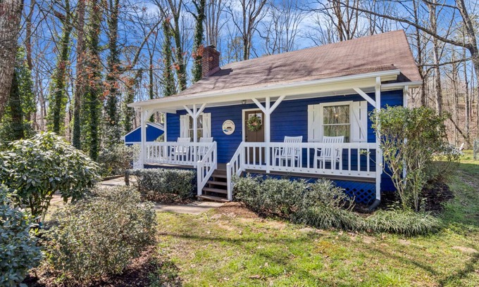 Seneca Cabina | 5 Min From Clemson + Salt Water Hot Tub + Game Room + BAR + 5 King Beds!