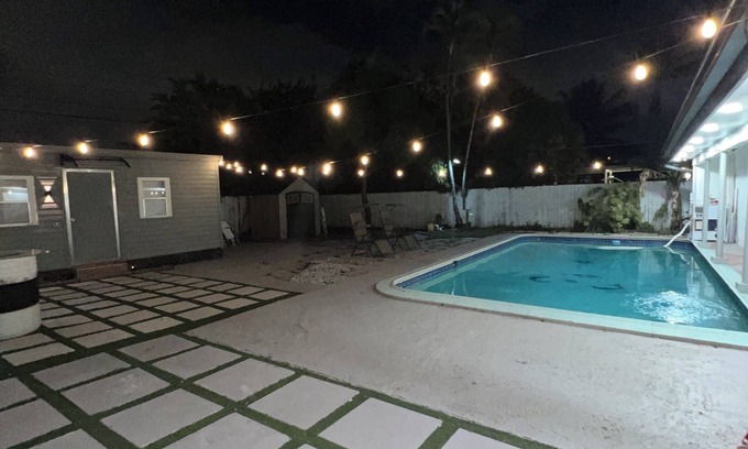 West Hollywood Apartamento | 5 min. From The Guitar Charming 1-bedroom apartment with AC, WiFi in Hollywood