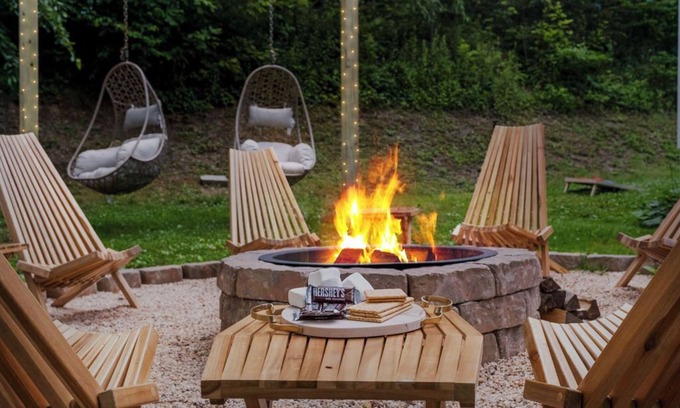 Fayetteville Casa | 5 MIN NEW RIVER GORGE, WALK TO TOWN, GAMEROOM, HOT TUB