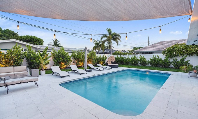 Imperial Point Casa | 5 min to beach/ Lux modern home/ Exceptional outdoor area/pool/games