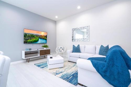 West Kissimmee Casa | 5 min to Disney NEW Upscale 5 Suites Villa