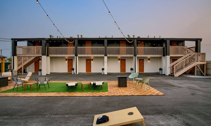 Lincoln Hotel | 5 min. to Lincoln's top attractions. 2 Queens, WiFi, kitchenette & outdoor space