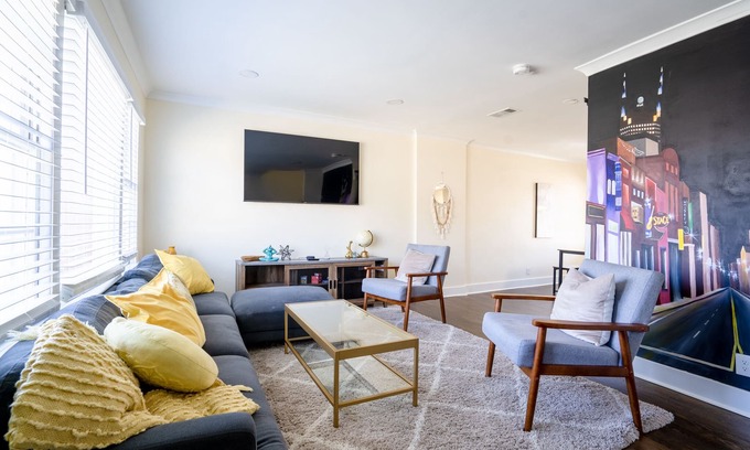 McFerrin Park Casa | *5 Min to Nissan-3 Mi to Broadway*-Private Backyard