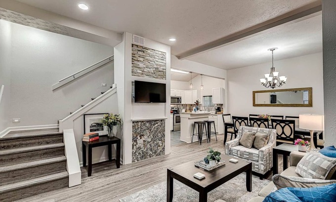 Babe Denny Casa | 5 min walk to LucasOil, Gainsbridge, Downtown Shopping