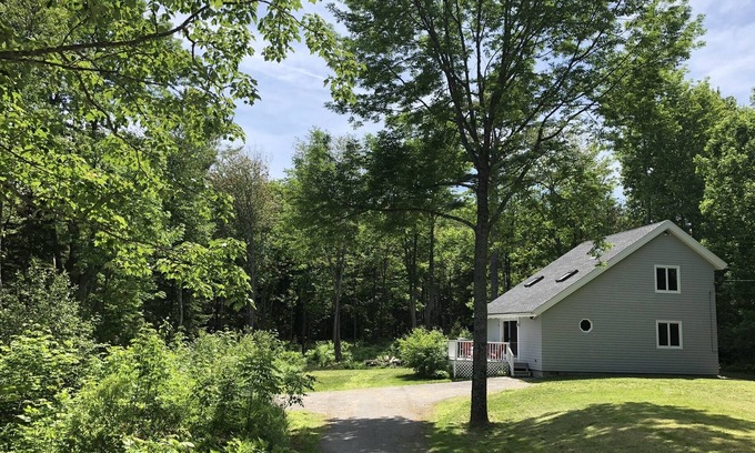 Lincolnville Casa | 5 min walk to ocean! Cozy home close to Camden / Belfast