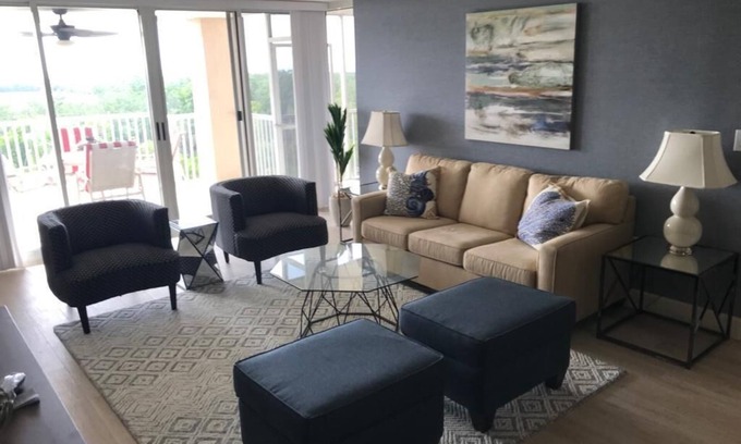 Pelican Bay Condominio | 5 min walk to private beach with access to restaurant, bar and beach chairs.