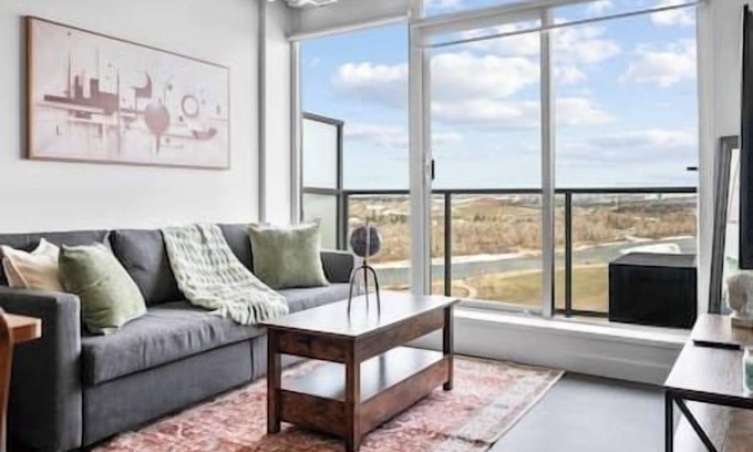 East Village Apartamento | 5 min Walk to Stampede | King Bed | Sofa Bed | AC