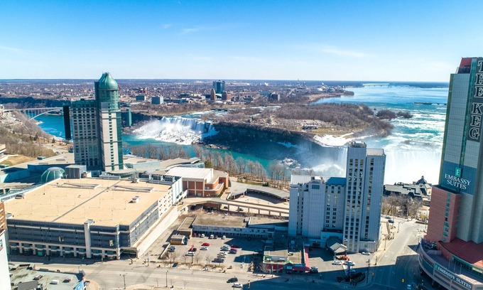 Fallsview Casa | 5 min walk to the falls Canada 20 Guest unit!! Modern,