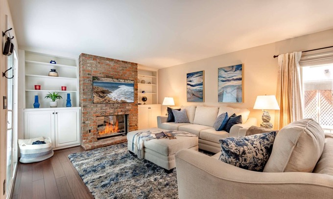 Studio City Condominio | 5 Min Walk to Ventura Blvd 2 Primary Bedroom Suites plus W/D - Parking