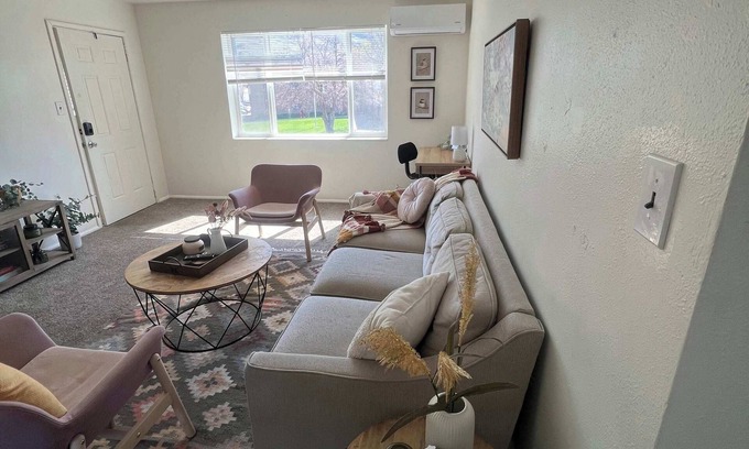 Bountiful Apartamento | 5 Mins off i15, City Park, Pickleball Courts!