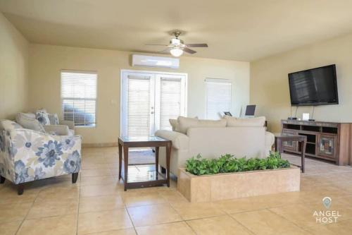 Leeward Settlement Casa | 5 mins to Beach Pool BBQ Dedicated Workspace