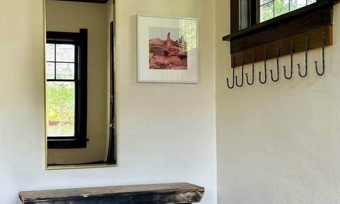 Laramie Casa | 5 Mins to Campus : Vintage +Modern West Home
