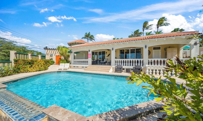 Boegoeroei Casa | 5-minute drive to Eagle Beach! Private pool!
