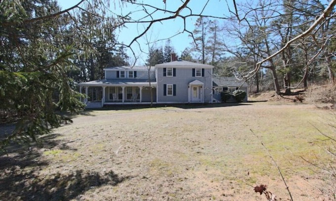 Truro Casa | 5 minute drive to Ocean and Bay beaches! 5+ bedroom Cape Colonial.