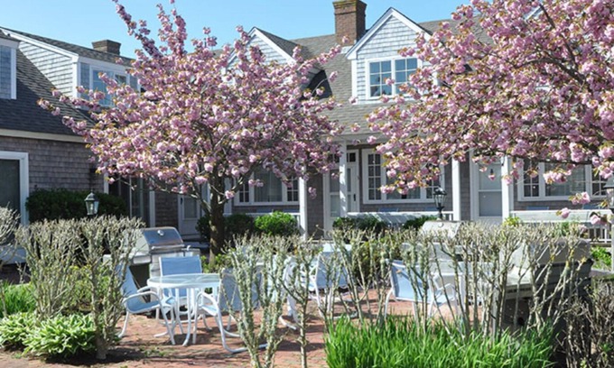 Brant Point Casa | 5 minute walk to beach and town in Brandt Point!
