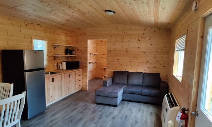 Picton Cabina | 5 minute walk to Sandbanks Beach! In the heart Prince Edward County