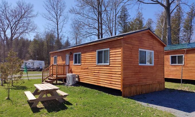 Picton Cabina | 5 minute walk to Sandbanks Beach! In the heart Prince Edward County